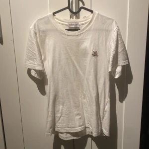 Moncler T-shirt - Säljer nu min moncler tshirt som kommit till en liten användning. Den är i bra skick, nfc scan finns på sista bilden. Ingen logo-nfc. 