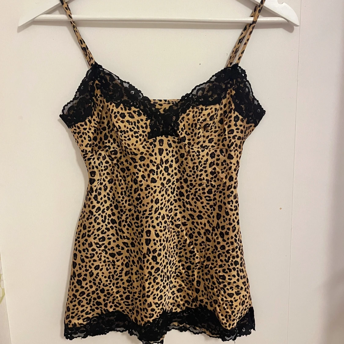 Leopardmönstrad linne med spetsdetaljer