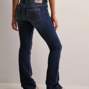 Mörkblå bootcut jeans från True Religion - Snygga mörkblå bootcut jeans från True Religion, använd fåtal gånger. Inget slitage. Köptes på nelly för 1300kr💞 storlek 24 waist, passar mig som är 165 lång