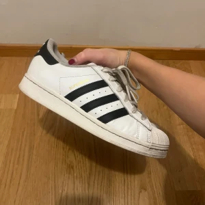 Adidas superstar - Adidas superstar sneakers in white. A good condition, laces are a bit dirty🎀