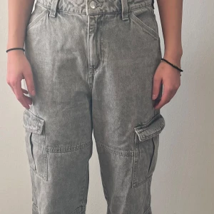 Gråa jeans från hm - Gråa baggy jeans med fickor från hm, använd ett 2-3 gånger  