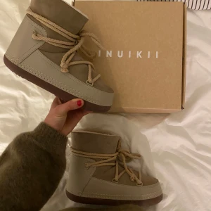 Inuikii skor - Helt nya, aldrig använda boots från Inuikii, beiga och bruna. Nypris runt 3500kr-4000kr. Köpta i Åre💕