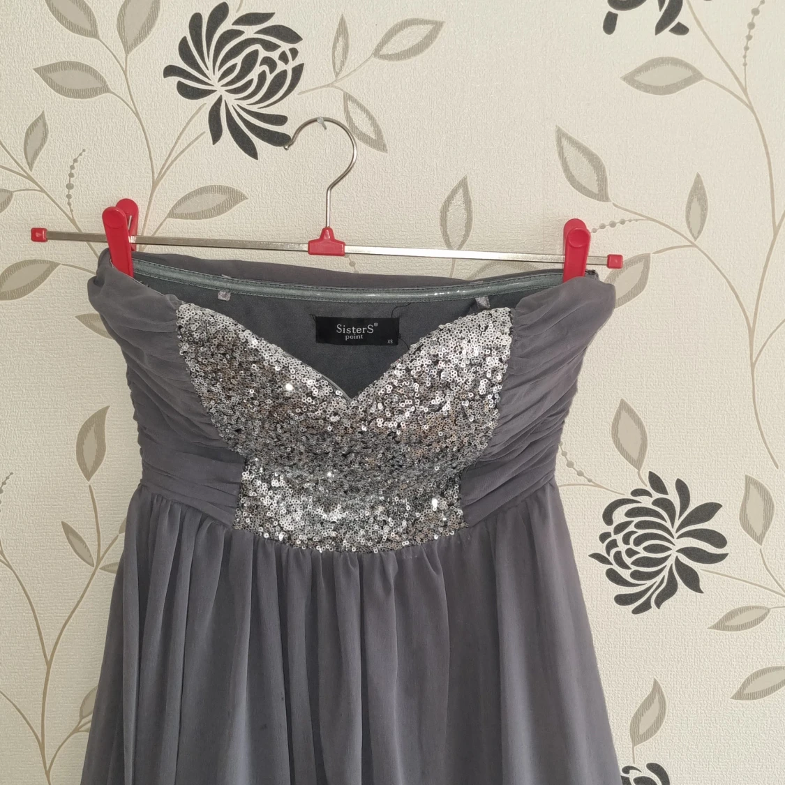 Grå axelbandslös klänning från Sisters Point, Strl:34/XS - 90