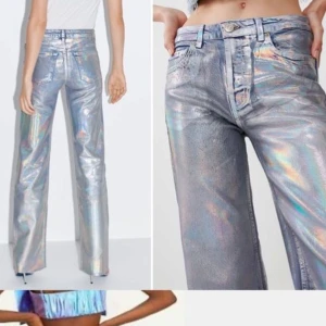 Zara metallic silver jeans  - Slutsålda metallic/silver jeans från Zara! Mycket bra skick 🩶🩶✨