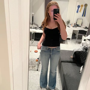 Lågmidjade Lee Jeans - Snygga Lee Jeans i storlek 30/31, men väldigt små i storleken. Passar mig bra i midjan som vanligtvis har S i byxor. Midjemått rakt över är 37 cm. 