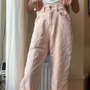 Rosa jeans - Högmidjade jeans som svänger ut längre ned! I mycket bra skick, endast använda ett fåtal gånger! 