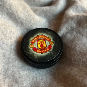 Svart förvarings dosa med valfri design - Manchester united dosan✨Perfekt för att förvara småsaker eller som en dekorativ detalj.