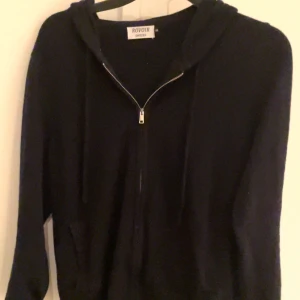 Kashmir hoodie - Säljer min kashmir hoodie då den blivit för liten.        100% mongolisk kashmir men har ett hål i armen därav priset.🙌