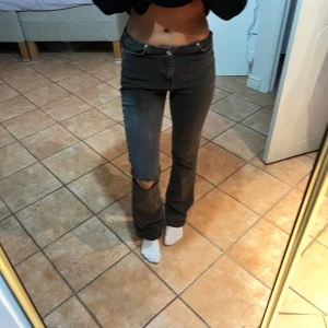 Lågmidjade/ medel midjade jeans - Säljer dessa supertrendiga lågmidjade bootcut-jeans i storlek 34 från H&M. De är perfekta för dig som är mellan 154-163 cm lång och letar efter ett par jeans som funkar till allt! Modellen är både bekväm och snygg. Perfekta att styla med sneakers för en avslappnad vardagsoutfit eller med klackar för en mer uppklädd stil. Säljer dem för att de tyvärr inte kommer till användning. Köparen står för frakt, och priset kan diskuteras vid köp. 