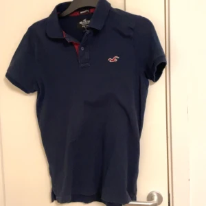 Mörkblå pikétröja från Hollister - Knappt använd med priset då jag vill ha en snabb affär. skriv om frågor🫡