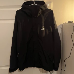 Haglöfs Jack  - Säljer en svart jacka från Haglöfs som jag inte använder längre den är bra skick och ha lite måla färg på högar sida av armenbogen som man kan ser på bilden