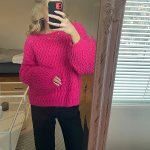 Rosa stickad tröja  - Säljer en  rosa stickad tröja från vero Moda. Tröjan har en oversized passform med långa ärmar och ett snyggt stickat mönster.  Endast provad, så i mycket bra skick! I storlek XL men är själv XS/S så bär den i en mer oversize passform.