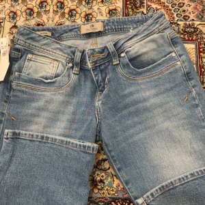 Blå jeans från LTB - Säljer ett par snygga blå jeans från LTB. De har en klassisk femficksdesign och är tillverkade i ett bekvämt denimtyg. Perfekta för en avslappnad stil. Ny med prislapp 💞