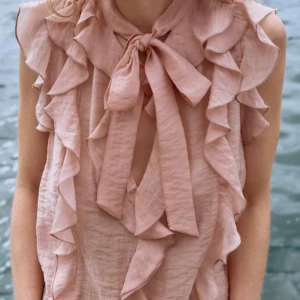 zara blus med volanger  - blus med volanger och rosett i storlek s. använd ”köp nu”. 9/12-2024
