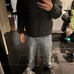 Svart pufferjacka från The North Face - Säljer en svart pufferjacka från The North Face. Jackan har en dragkedja framtill och är långärmad. Perfekt för kyligare väder med sin vadderad design men även stilren. Skriv om du du har några frågor! MVH Simon 