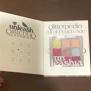 Koreansk ögonskuggapallet  - Unleashia Glitterpedia All of Peach Ade är en ögonskuggspalett med nio olika nyanser. Paletten innehåller både matta och glittriga färger i toner av persika, rosa och guld. Perfekt för att skapa både vardagliga och festliga looks. Vegansk och cruelty-free.❤️HELT NY, Har inte öppnat eller testat. Köpt för 372kr