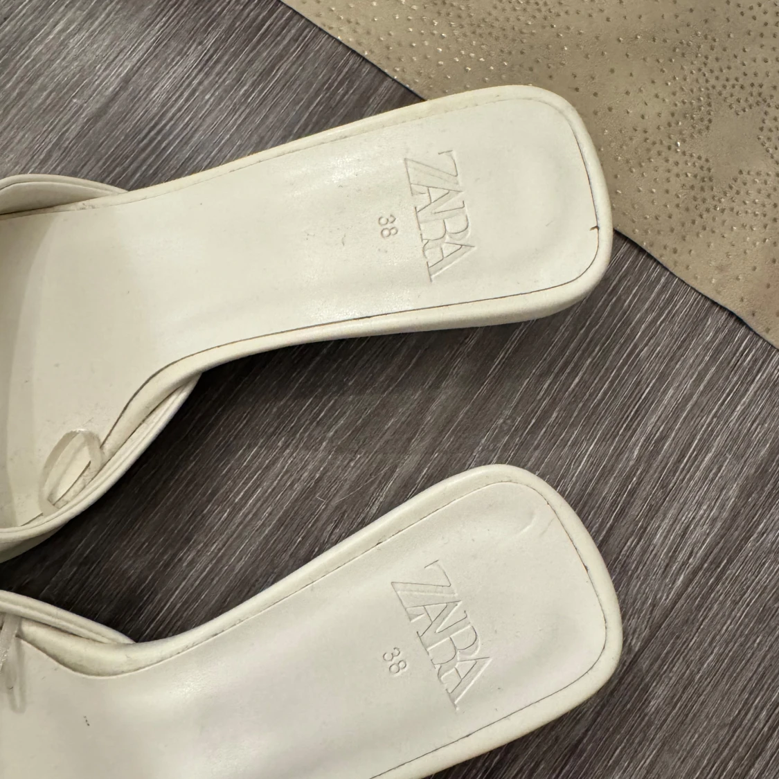 Vita sandaler från Zara - 92