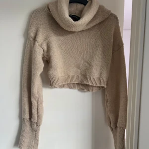 Cropped stickad tröja  - Kort tröja från PLT. 