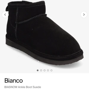 Uggs Svarta  - Nyligen köpta för 799kr. Snygga svarta ”uggs” i mocka från Bianco. Perfekta för kyligare dagar med sin mjuka insida och stilrena design. Väldigt sköna knappt använda, säljer då jag har fler. Jag har annars storlek 38/39 och dessa passar mig perfekt, små i storlek då jag fick köpa i 41.