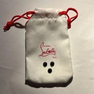 Christian Louboutin spikar ( svart ) - Tja! Säljer svarta spikar till Louboutin skor. 60kr för st, 2 par 100kr och 3 par 150kr. Mini dustbag tillkommer ifall man köper alla 3!