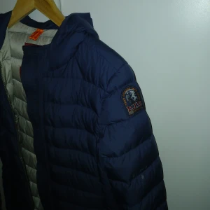 Blå dunjacka från Parajumpers - Hej! Jag säljer min parajumper dun jacka som kostade 3000 kr den är nästan helt oanvänd o är i gott skick jag säljer pga fel strl. Strl L jag säljer den för 1500 kr. Priset kan diskuteras. Jag tar swish Finns I Huddinge Centrum.