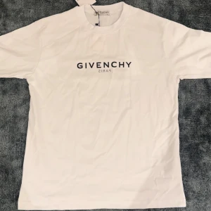 Givenchy T-shirt - Säljer en stilren T-shirt från givenchy. Tags finns kvar på den! | aldrig använd! | Storlek M | endast 1999kr!!! | skriv till oss angående eventuella frågor eller funderingar🙌
