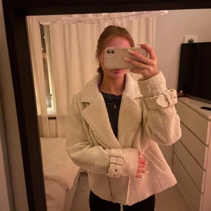 Vit/Beige jacka  - Vit kort kappa från et vous. Gulddetaljer på armen och guldig dragkedja. Använt fåtal gånger.