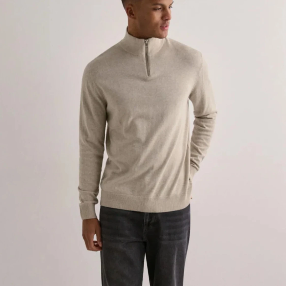 Beige tröja med dragkedja