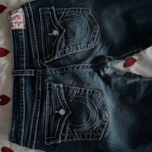 True Religon jeans med diamanter - Snygga true religon jeans med wash 84cm innerbenet 40cm rakt över vid midjan och 107 cm långa❤️ Säljer dom då dom är lite för stora i midjan men annars älskar jag dom. Dom är raka/bootcut men för det mesta raka. Dom har fina detaljer med diamanter runt fickorna❤️pris går att diskutera 