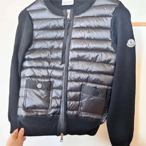 Moncler cardigan  - Helt ny och odefekt QR kod finns för äkthetsbevis. 