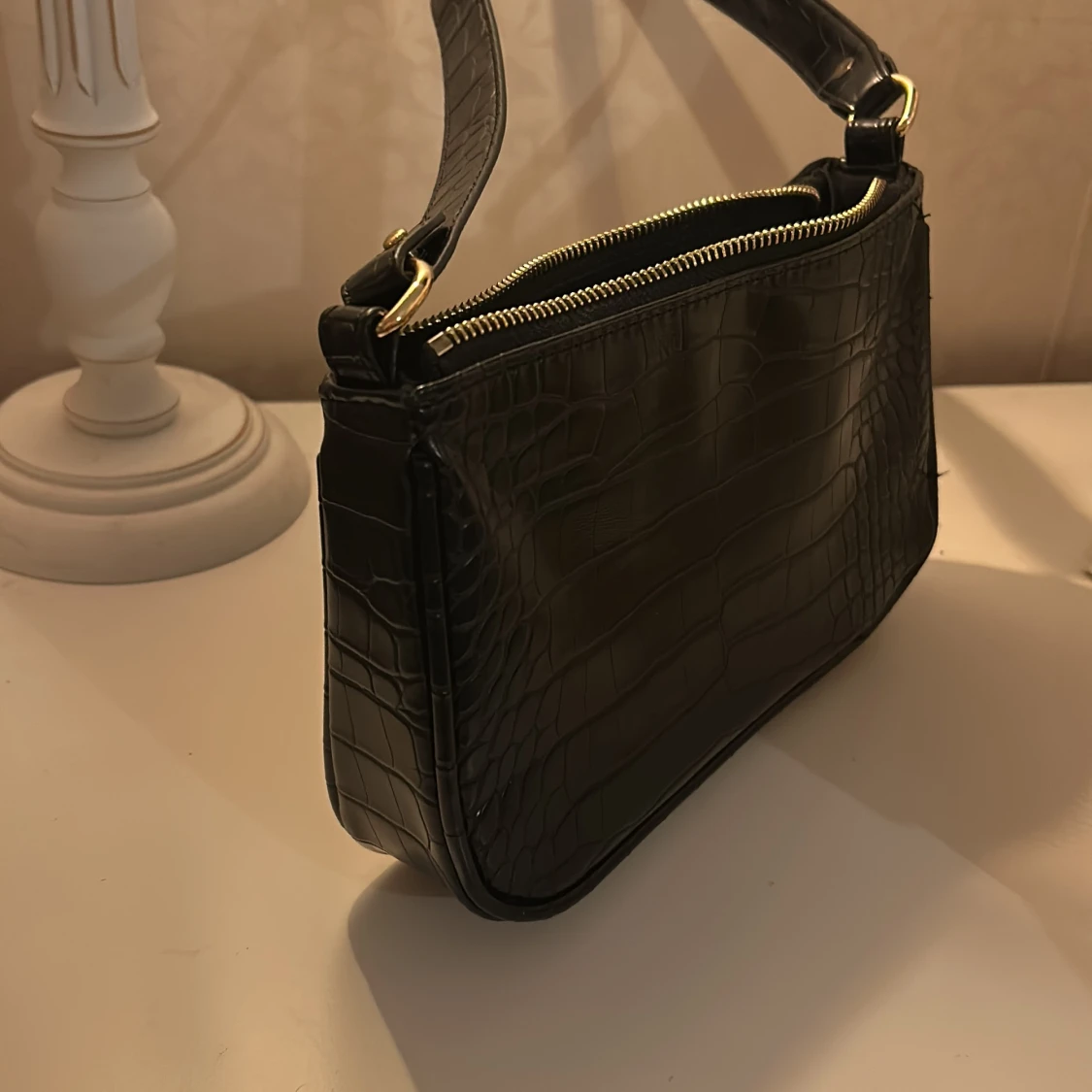 Svart axelväska med krokodilmönster - 90