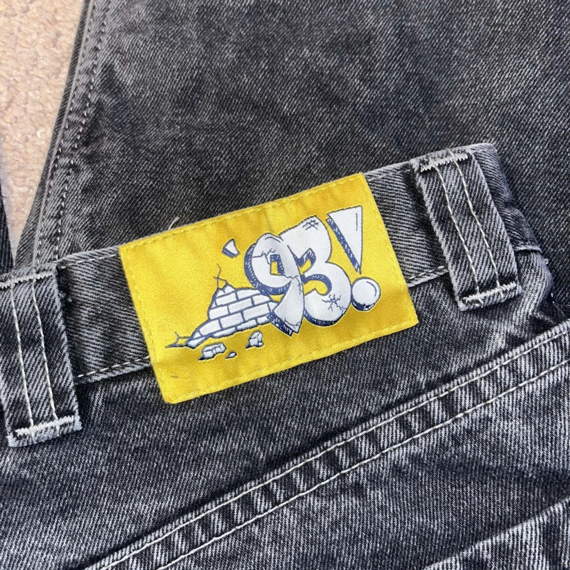 Svarta jeans med broderad detalj - 92