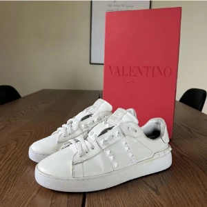 Valentino Garavani Open - Valentino Open i bra skick, 8/10. Storlek 41 men passar även dig som har 42. Snygg design, helvitt går aldrig fel! 