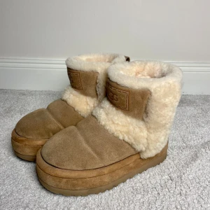 UGGS (Nypris: 3000kr) - UGGS Boots W Classic Cloudpeek! Använda max 10 gånger, så i nyskick! Köpta på NK i Göteborg förra vintern💞 Nästan slutsålda överallt!  • Varmfodrade boots i mocka med plattformsula • Foder i mjuk, varm fårpäls • Synliga detaljer i fårpäls • Yttersula i gummi • Skafthöjd: 14 cm i stl 37 • Sulhöjd: 5 cm