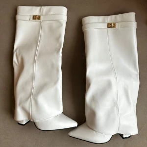 Boots - Jätte snygga trendiga boots med ca 10 cm klack. Endast använda en gång men har några tecken på användning. Storlek 37❤️