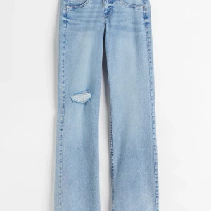 Ljusblå jeans med slitning - Snygga ljusblå jeans med en cool slitning på ena benet. De har en klassisk femficksdesign och en rak passform som ger en avslappnad look. Perfekta för en casual stil.