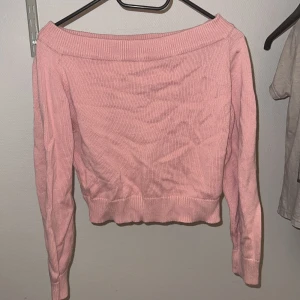 Rosa offshoulder tröja - Säljer en söt rosa offshoulder tröja med långa ärmar. Tröjan har en ribbad kant vid ärmslut och nederkant.