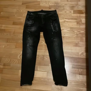 Svarta jeans från Dsquared2 - Snygga svarta jeans från Dsquared2 med en cool, sliten look. De har en klassisk femficksdesign och en bekväm passform. Perfekta för en trendig stil. Passar mig är runt 182cm och väger 60