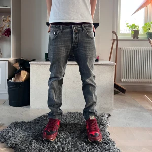 Jacob Cohen jeans - Säljer nu dessa gråa Jacob Cohen jeans || Strlk 33 men passar mindre || Riktigt nice passform och mycket bra skick || Tveka inte att höra av dig vid frågor!🙌🏼