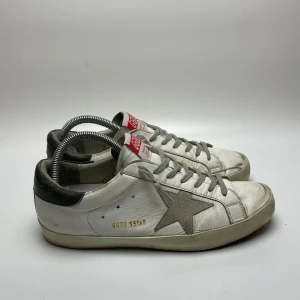 Golden goose  - Hej! Säljer nu dessa sjukt snygga golden goose skor. Skorna är i superfint skick! Med skorna medföljer dust bag. Hör av dig vid frågor 