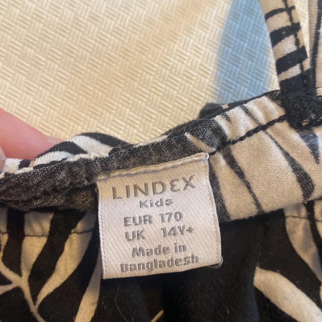 Svart och vit klänning med bladmotiv från Lindex - 91