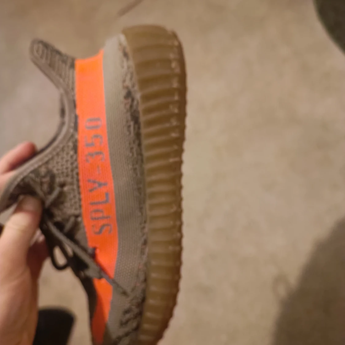 Adidas Yeezy Boost 350 V2 i grå och orange - 92