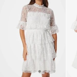 Vit spetsklänning med volanger - Vit klänning från bubbelroom, nypris 700💗endast använd 1 gång. Perfekt för studenten💗.