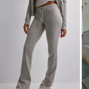 Grå mjukisbyxor med snörning - Snygga och bekväma grå mjukisbyxor med snörning i midjan. Perfekta för en avslappnad stil, med en loose passform och tillverkade i mjukt material.