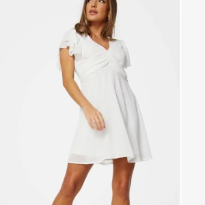 Vit kortklänning med volangdetaljer - Vit klänning från Bubbelroom💗använd 1 gång. Perfekt som studentklänning 💗