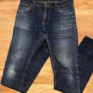 Nudie jeans - Snygga mörkblå jeans med asnajs wash i märket Nudie Jeans. Modellen heter Lean dean och är en mer slim fit!  Storlek 32x36!