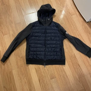 Moncler jacka - Äkta moncler Jacka.Jag köpte den för 9000 tusen 