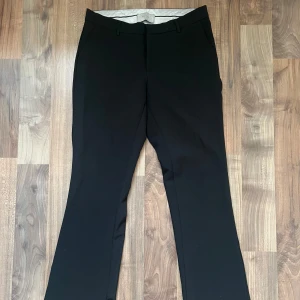 Neo Noir kostymbyxor  - Cassie Suit Pants från Neo Noir. Byxorna har använts sparsamt. Enda defekten är att byxorna är en aning töjda i midjan men funkar bra med bälte. Köpta för 464 kr på Nelly. 