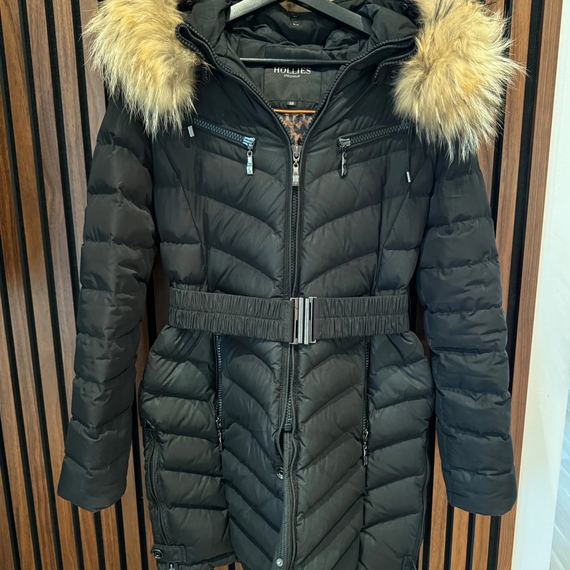Svart dunjacka från Hollies
