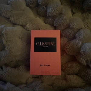 Valentino Donna Born In Roma Eau de Parfum - Upptäck Valentino Donna Born In Roma, en elegant och modern Eau de Parfum. Flaskan har en lyxig design med ett mönstrat glas och en svart kork. Doften är en hyllning till Rom och kombinerar klassiska och moderna noter för en unik upplevelse.